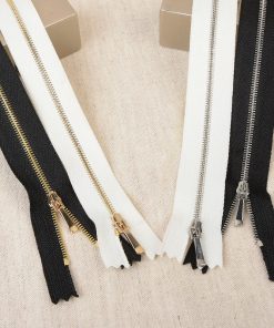 Reißverschluss, nicht teilbarer Reißverschluss, Unifarben mit feinen silbernen Zähnchen, 30 cm